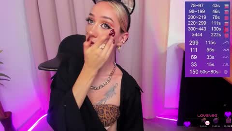 Bella White online show from September 2025 02:00:01 PM