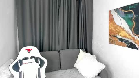 Snapshot of bella_xx_ chatting on October 2025 03:15:01 AM Hi I am Bella I am a first day here online show from October 2025 03:15:01 AM