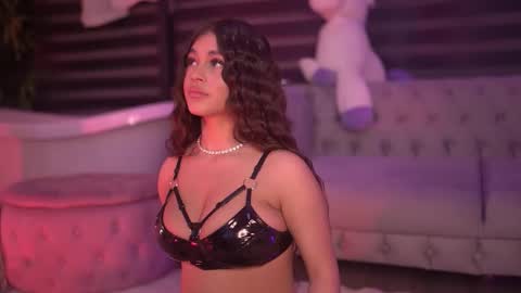 Bella online show from December 2025 06:48:01 PM