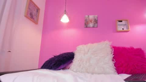 Snapshot of bellawild_ chatting on February 2026 06:37:01 PM Bella Wild online show from February 2026 06:37:01 PM