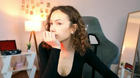 Snapshot of beverlyclub chatting on April 2026 09:02:01 AM Lilly online show from April 2026 09:02:01 AM