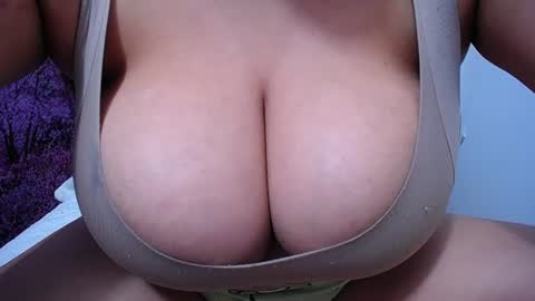 Snapshot of bigg_boobs_xxx chatting on July 2026 01:44:01 AM Sunny online show from July 2026 01:44:01 AM