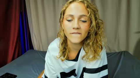 Snapshot of biki_sensual chatting on June 2026 01:54:01 AM hi soy natural girl biki online show from June 2026 01:54:01 AM
