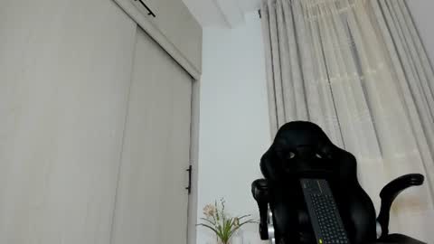 Snapshot of biscuit_oliva_ chatting on June 2026 01:19:02 AM Biscuit oliva online show from June 2026 01:19:02 AM