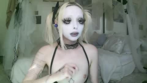 vampire fang  online show from February 2026 06:28:02 PM