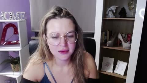 Z O E Y online show from November 2025 05:29:02 AM