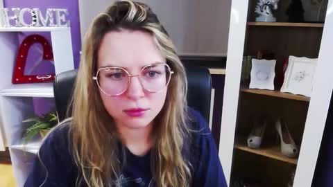 Z O E Y online show from December 2025 06:08:02 AM