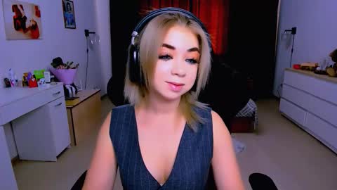 Nicole online show from September 2025 08:25:01 AM