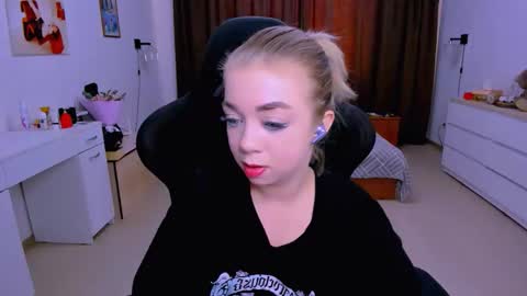 Nicole online show from September 2025 12:20:01 PM