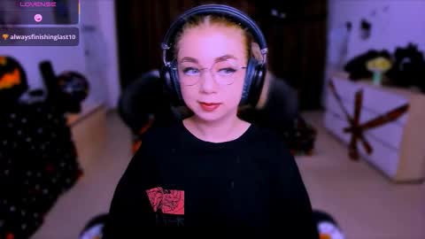 Nicole online show from October 2025 04:35:02 AM