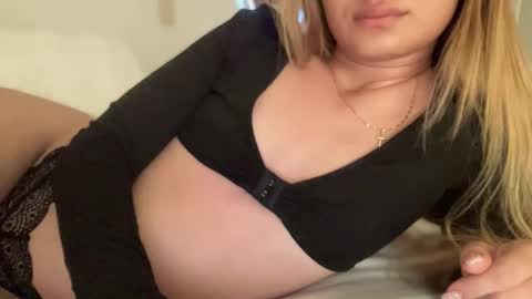 Snapshot of blonde_petite chatting on May 2026 02:09:02 AM Alice online show from May 2026 02:09:02 AM