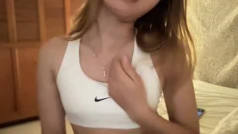 Snapshot of blonde_petite chatting on July 2026 04:30:01 AM Alice online show from July 2026 04:30:01 AM