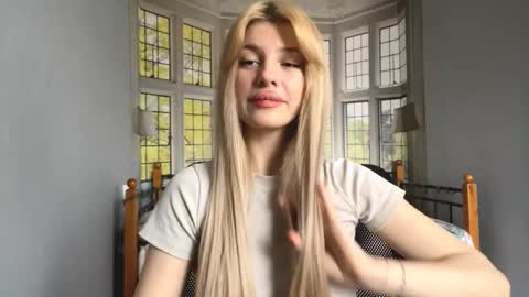 Evelina online show from November 2025 07:25:01 AM