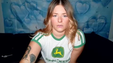 Snapshot of blonderebelxoxo chatting on April 2026 05:02:02 AM Tee online show from April 2026 05:02:02 AM