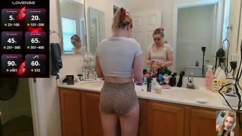 Snapshot of blondiebubblebooty chatting on July 2026 03:47:01 PM Bubbles online show from July 2026 03:47:01 PM