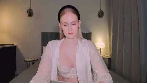 Mia online show from December 2024 01:01:02 PM