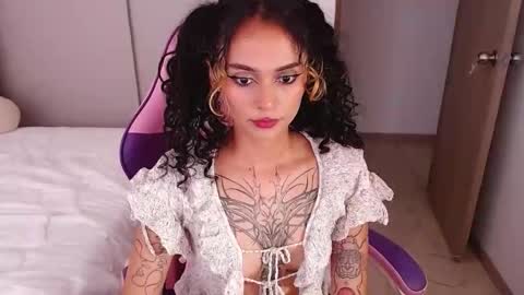Snapshot of bluee_v chatting on June 2026 10:37:01 PM Im Abril .. Nice to meet you thumb up me please its important INDEPENDENT MODEL online show from June 2026 10:37:01 PM