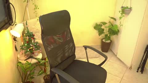 Snapshot of bluemysticlady chatting on December 2024 08:28:02 PM FLORAA online show from December 2024 08:28:02 PM