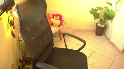 Snapshot of bluemysticlady chatting on December 2024 08:33:02 AM FLORAA online show from December 2024 08:33:02 AM