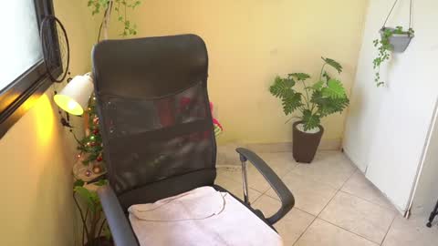 Snapshot of bluemysticlady chatting on December 2024 01:58:01 PM FLORAA online show from December 2024 01:58:01 PM