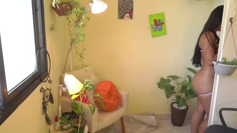 Snapshot of bluemysticlady chatting on January 2025 12:21:01 PM FLORAA online show from January 2025 12:21:01 PM