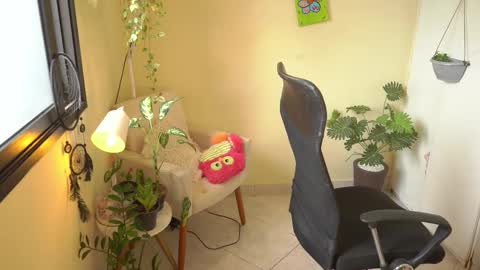Snapshot of bluemysticlady chatting on February 2025 01:37:01 PM FLORAA online show from February 2025 01:37:01 PM