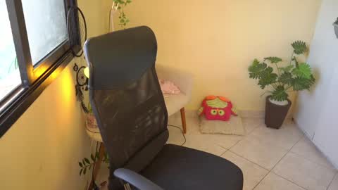 Snapshot of bluemysticlady chatting on February 2025 01:38:02 PM FLORAA online show from February 2025 01:38:02 PM