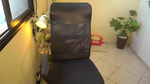 Snapshot of bluemysticlady chatting on February 2025 10:52:01 AM FLORAA online show from February 2025 10:52:01 AM