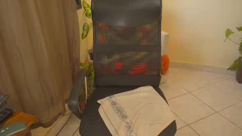 Snapshot of bluemysticlady chatting on September 2025 01:11:02 PM FLORAA online show from September 2025 01:11:02 PM