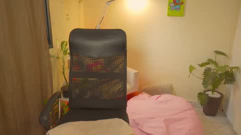 Snapshot of bluemysticlady chatting on September 2025 12:19:01 PM FLORAA online show from September 2025 12:19:01 PM