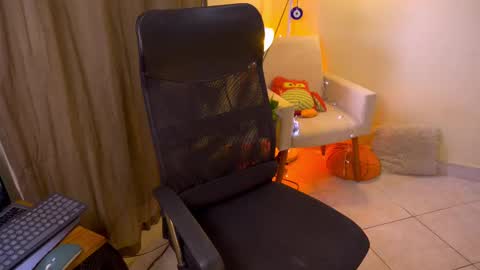Snapshot of bluemysticlady chatting on October 2025 03:53:01 PM FLORAA online show from October 2025 03:53:01 PM