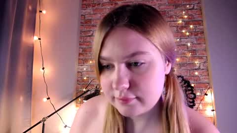 Snapshot of blush_ellie chatting on December 2024 04:31:01 PM Ellie3 online show from December 2024 04:31:01 PM