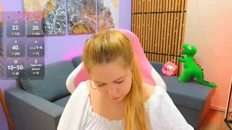 Snapshot of blush_ellie chatting on February 2025 03:49:01 PM Ellie3 online show from February 2025 03:49:01 PM
