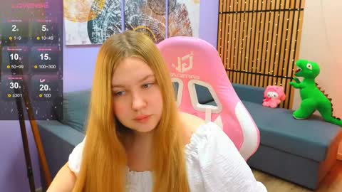 Snapshot of blush_ellie chatting on February 2025 02:20:01 PM Ellie3 online show from February 2025 02:20:01 PM