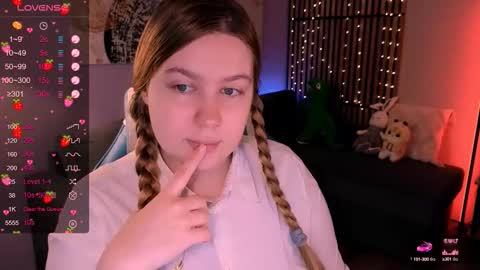 Snapshot of blush_ellie chatting on September 2025 08:21:01 PM Ellie3 online show from September 2025 08:21:01 PM