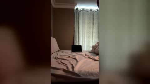 Snapshot of boboutte chatting on April 2026 05:01:02 PM boboutte online show from April 2026 05:01:02 PM