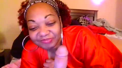 Snapshot of brownroundrenee chatting on February 2025 05:25:02 PM brownroundrenee online show from February 2025 05:25:02 PM