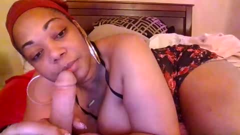 Snapshot of brownroundrenee chatting on February 2025 05:50:01 PM brownroundrenee online show from February 2025 05:50:01 PM