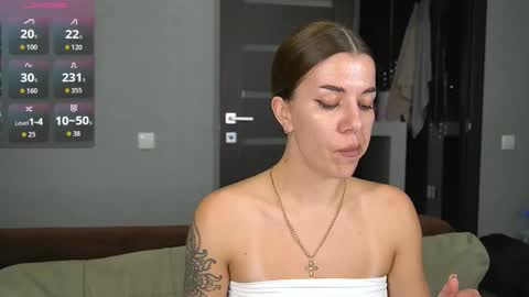 Snapshot of brunette_from_the_moon chatting on November 2025 09:28:01 PM Alice online show from November 2025 09:28:01 PM