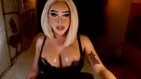 Lucienne online show from November 2025 07:16:02 PM