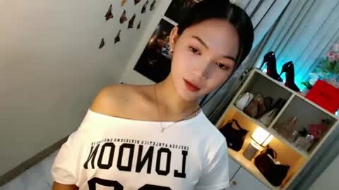 Snapshot of caitlin_x chatting on June 2026 10:42:01 PM caitlin online show from June 2026 10:42:01 PM