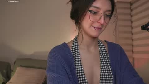 Snapshot of call_me_rosie chatting on May 2026 01:44:01 AM online show from May 2026 01:44:01 AM