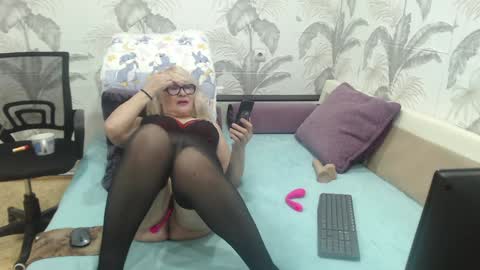 CamDiva1 online show from December 2024 04:01:02 AM