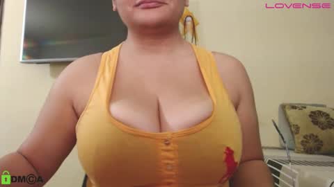 Camila  online show from October 2025 04:37:01 PM