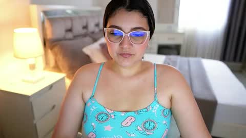 Camila buitrago online show from December 2025 06:01:02 PM