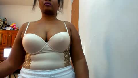 Camila online show from October 2025 09:25:02 PM