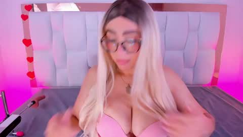 Snapshot of camille_juicy chatting on April 2026 01:41:02 PM Camille online show from April 2026 01:41:02 PM