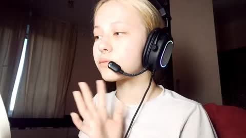 Mia online show from April 2026 03:24:02 PM