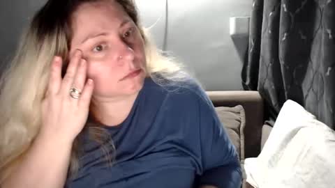 Laura online show from April 2026 07:03:02 PM