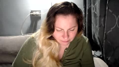 Laura online show from April 2026 07:41:01 PM